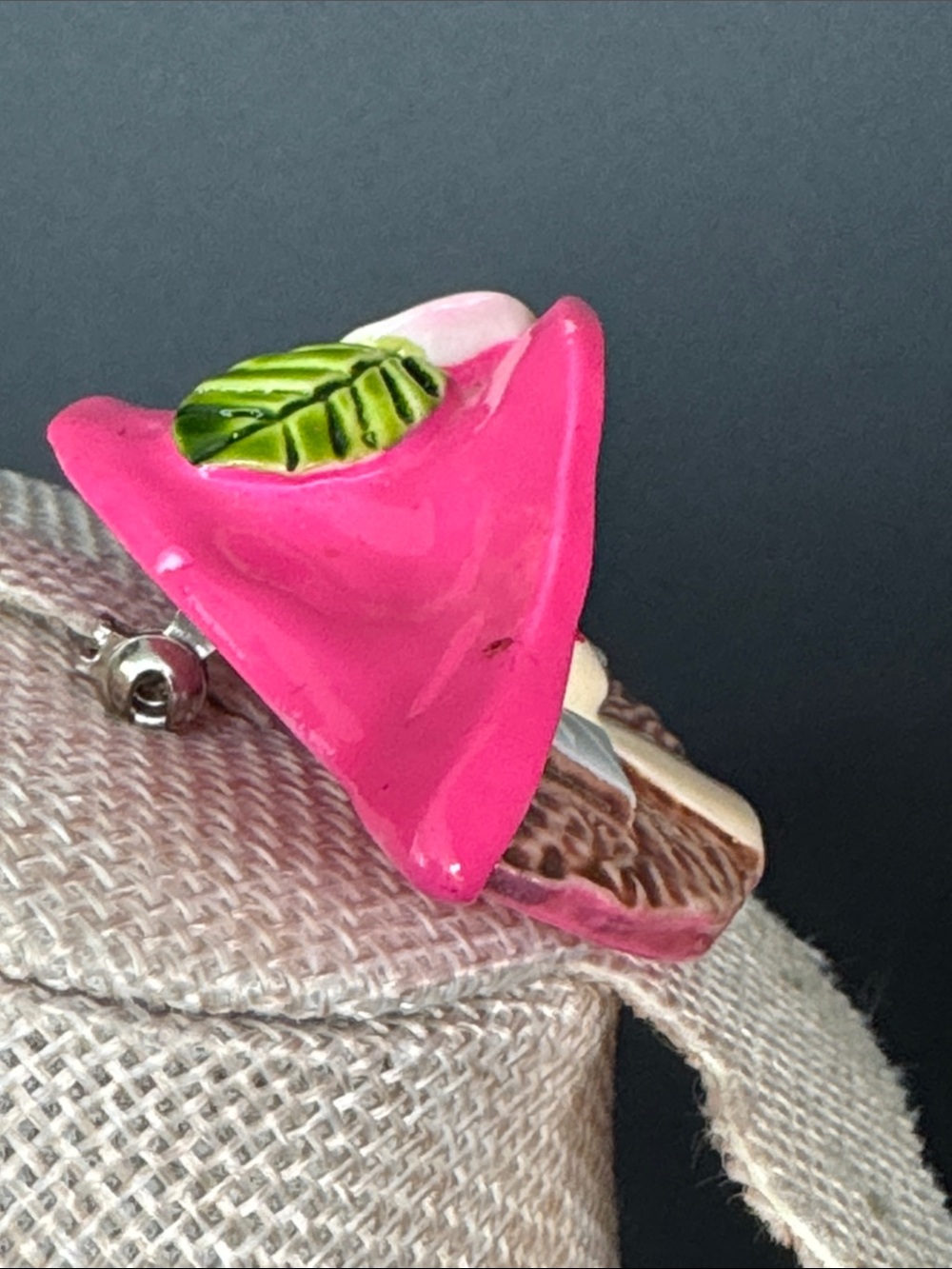 VTG Resin Lady Head Brooch - Glamorous Woman in Pink Sun Hat Pin - Picture 3 of 5